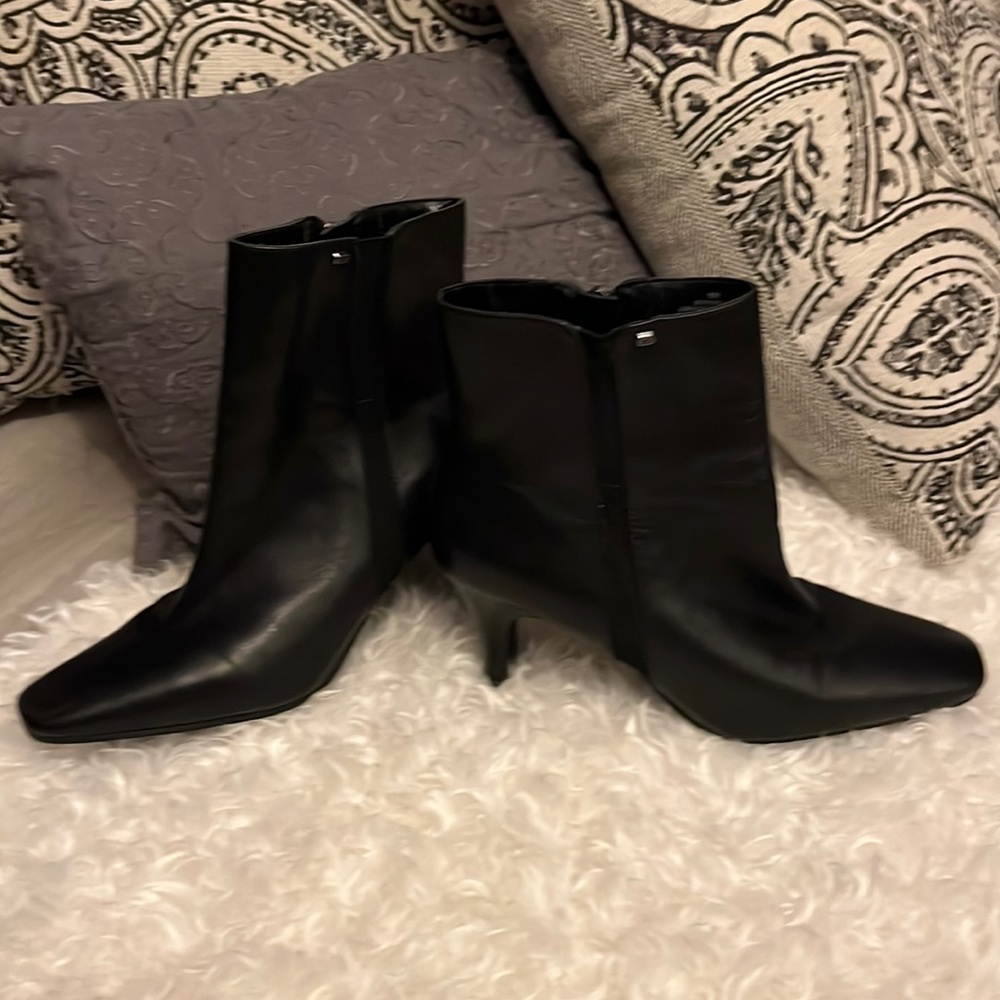 Black Leather Womans size 8 BANDOLINO